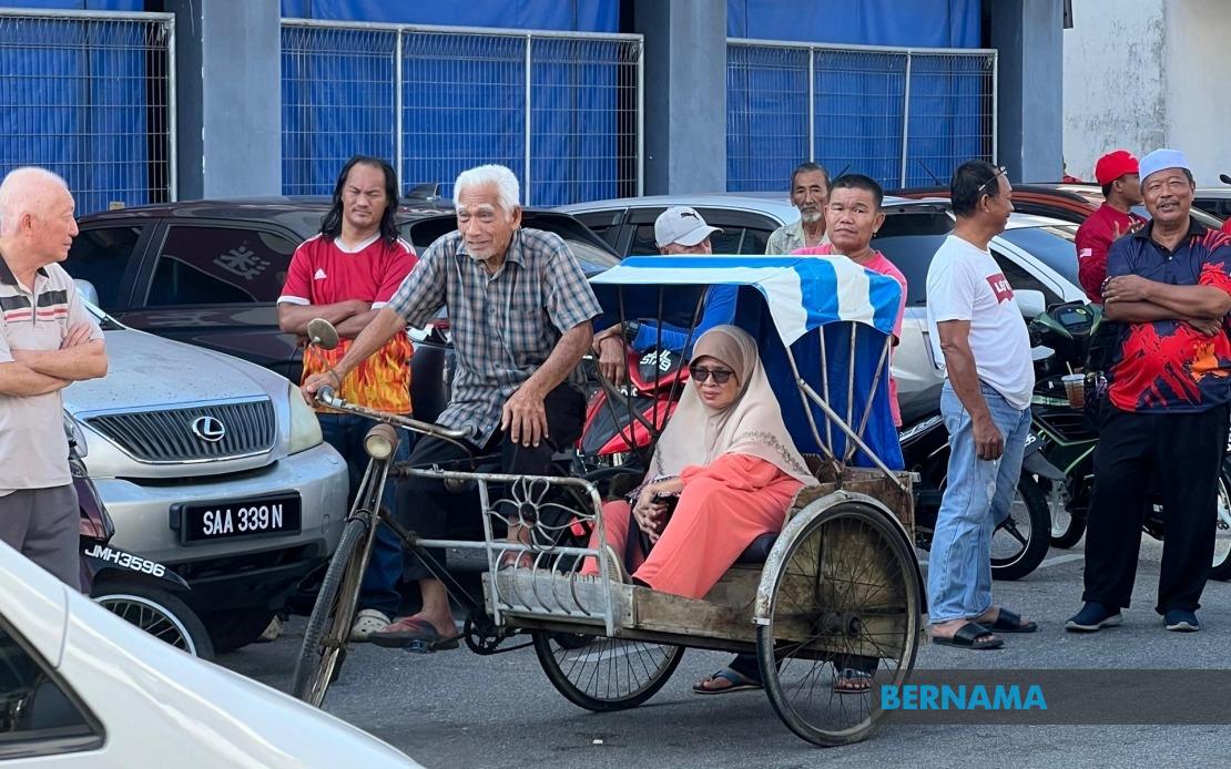 Octogenarian's Trishaw Journey: An Elderly Voter's Determination to Glimpse PM Anwar