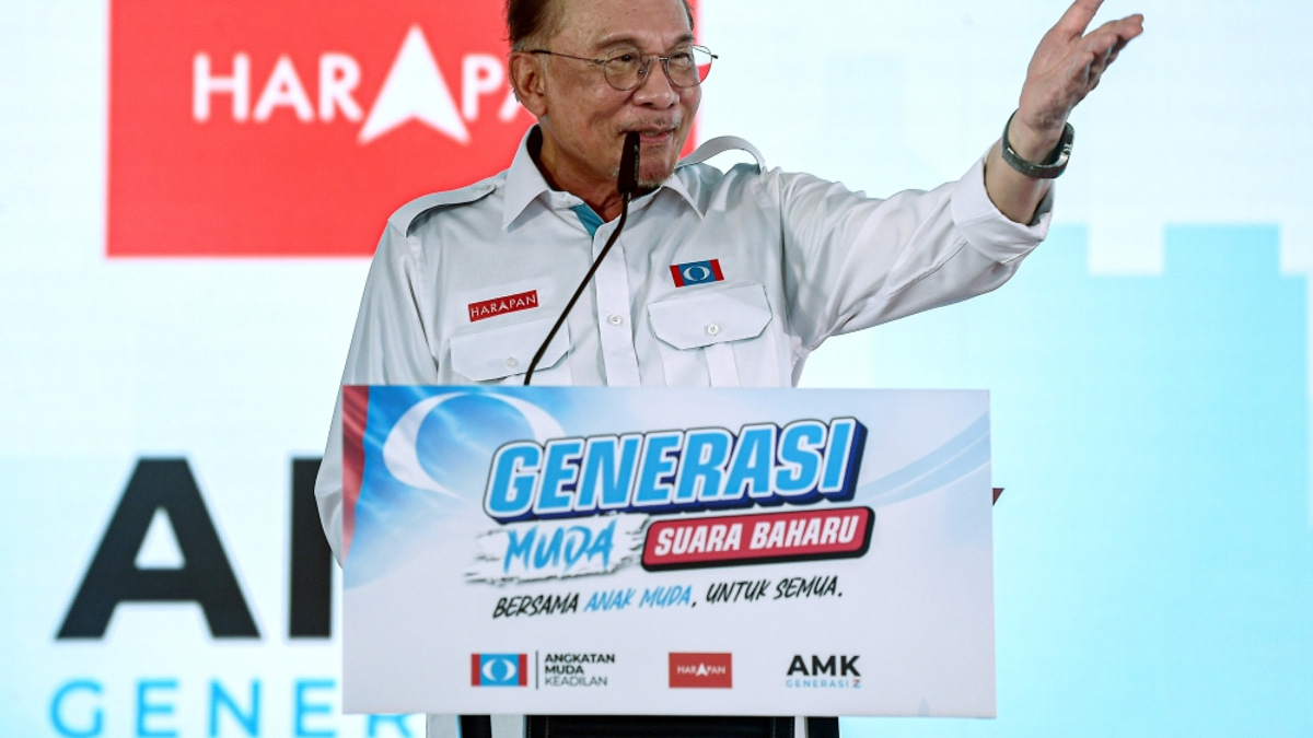 Anwar Calls for End to 'Politics of Fear and Race', Eyes Gen Z as Agents of Political Transformation