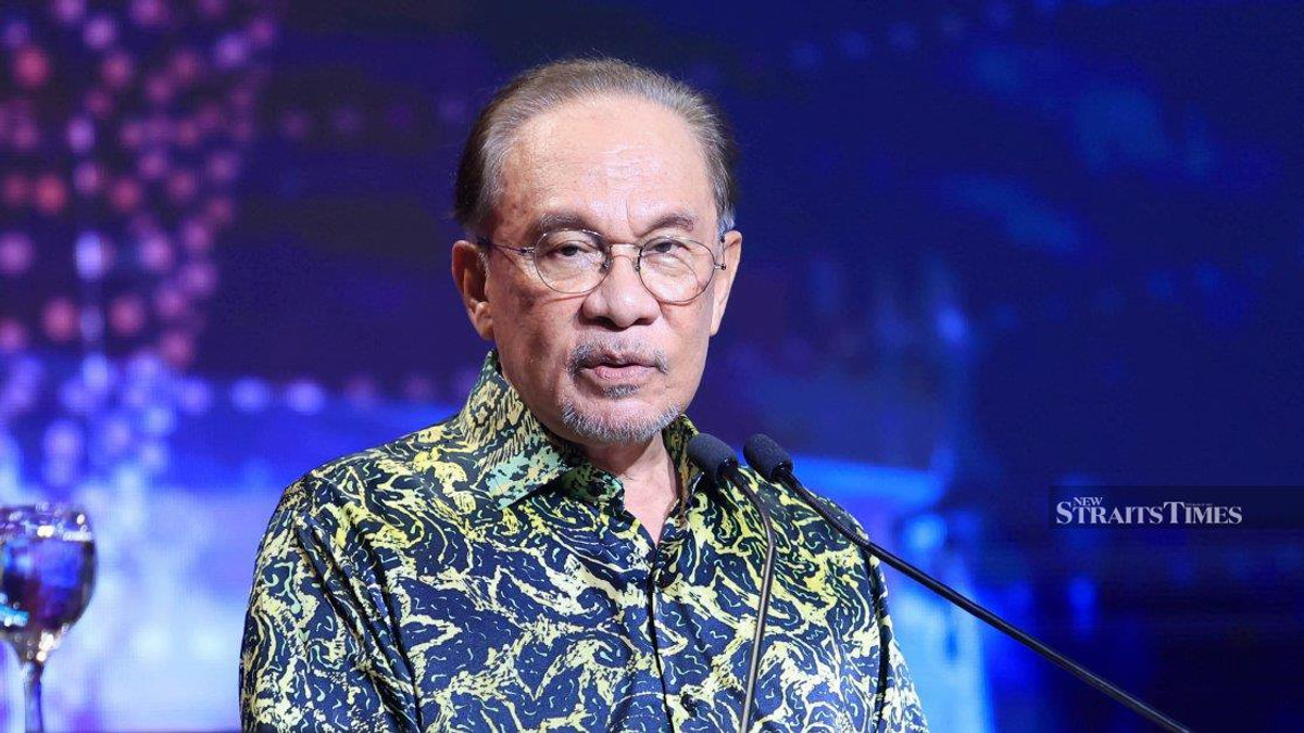 PM Anwar Completes Laparoscopic Surgery for Abdominal Hernia, Recovers Under Medical Watch