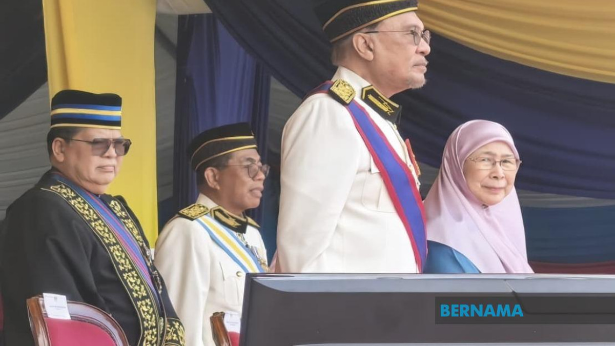 PM Anwar Calls on Young Malaysians to Honor Security Forces' Sacrifice