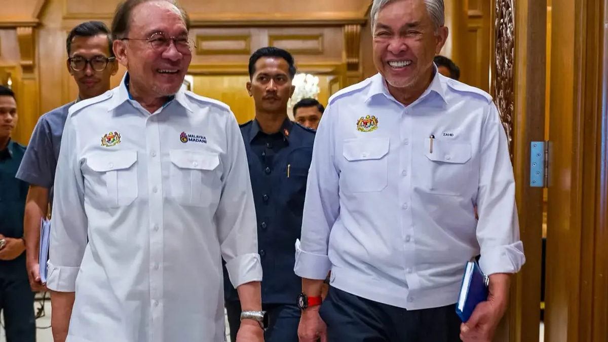 Anwar and Zahid Brush Off Coalition Tensions with Public Show of Unity