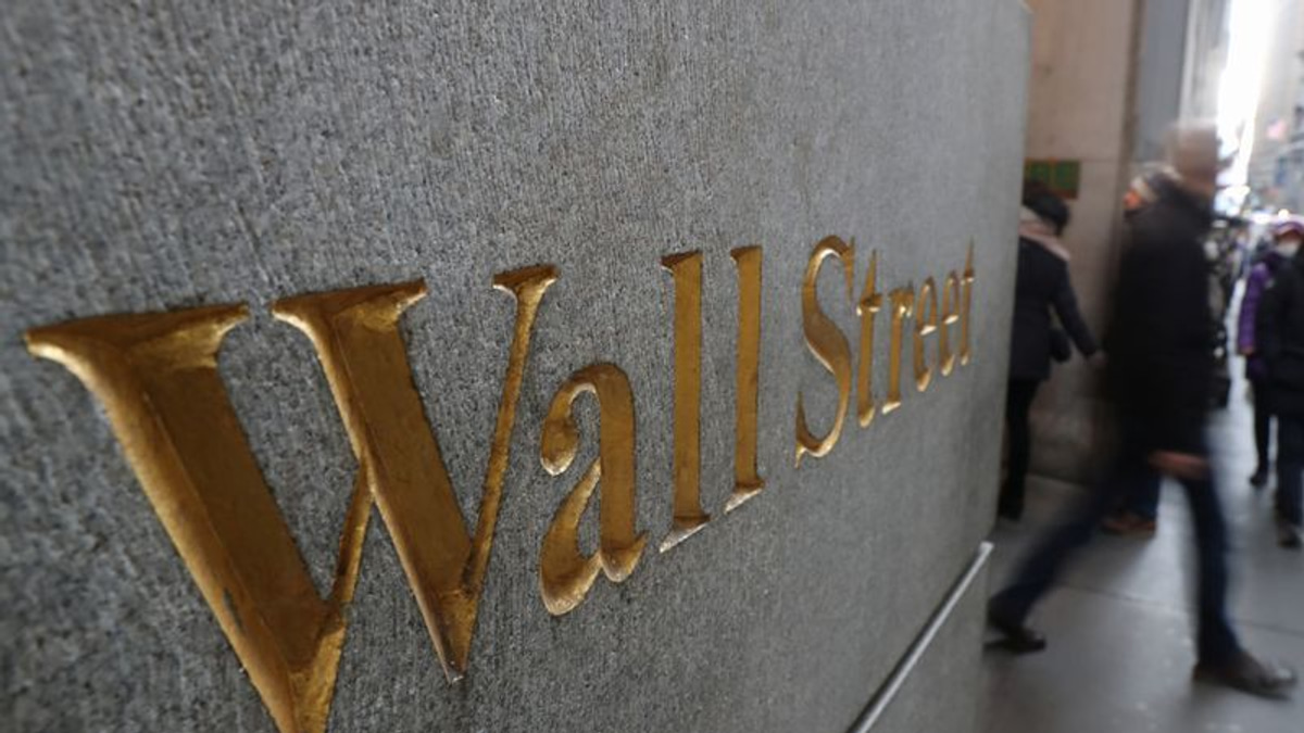 Wall Street Surges to Record Heights as Iran Tensions Ease, Oil Prices Fall
