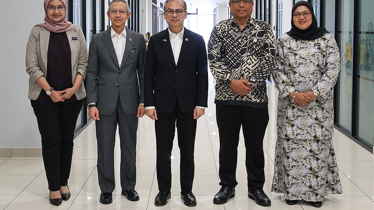 Fahmi Congratulates New Information Department Leadership