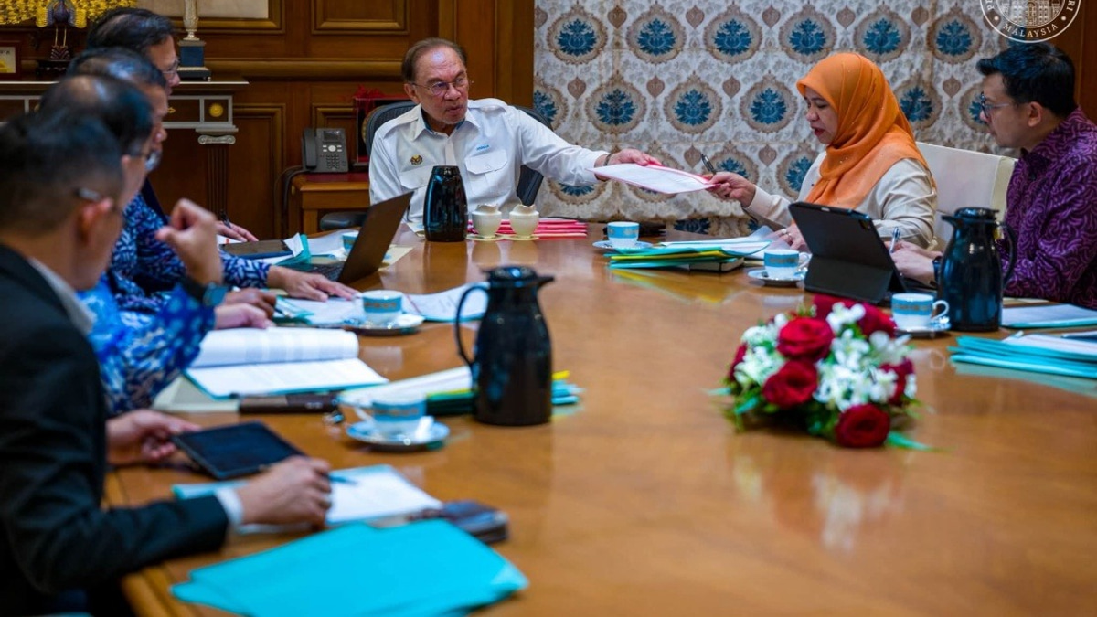 Anwar Pushes FELDA to Tackle Second-Generation Housing and Land Rights Urgently