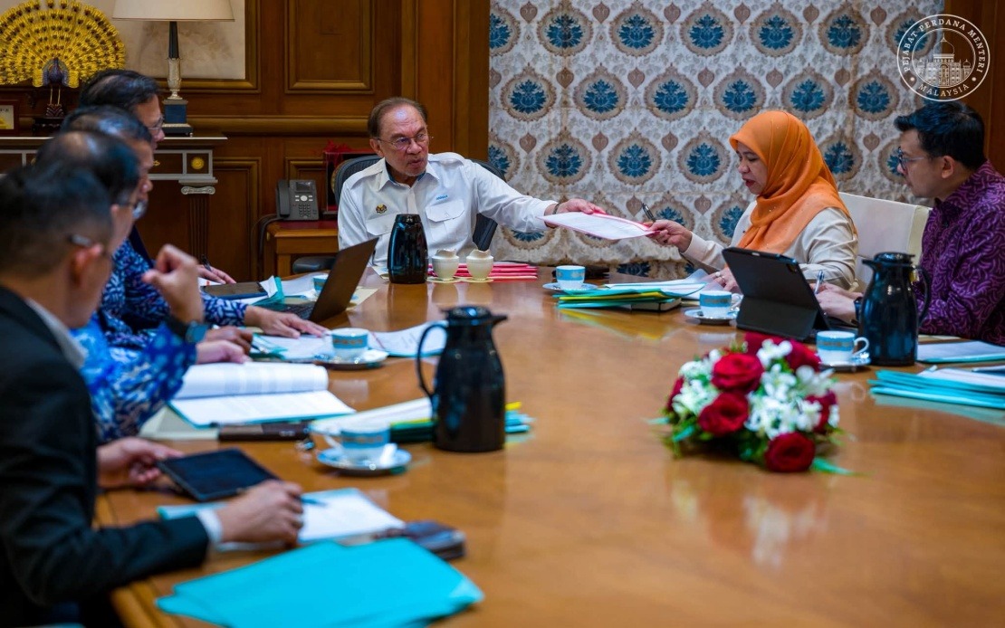 Anwar Pushes FELDA to Tackle Second-Generation Housing and Land Rights Urgently