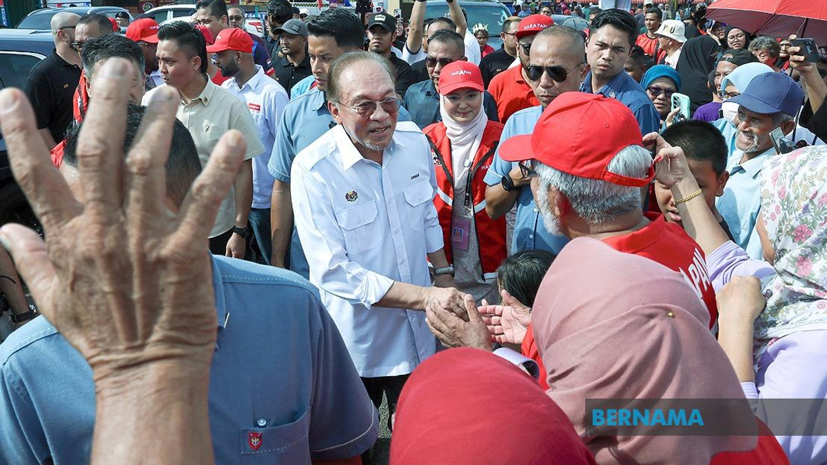 Grandmother's Motorcycle Journey Through Palm Oil Estate Realises Grandson's Dream of Meeting PM Anwar