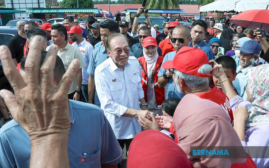 Grandmother's Motorcycle Journey Through Palm Oil Estate Realises Grandson's Dream of Meeting PM Anwar