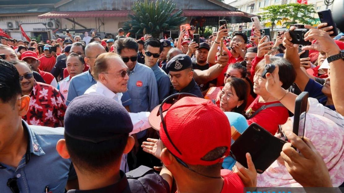 Anwar's Campaign Visit Energizes Pakatan Harapan Workers in Johor Constituencies
