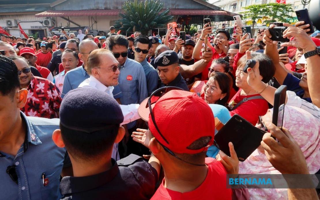Anwar's Campaign Visit Energizes Pakatan Harapan Workers in Johor Constituencies