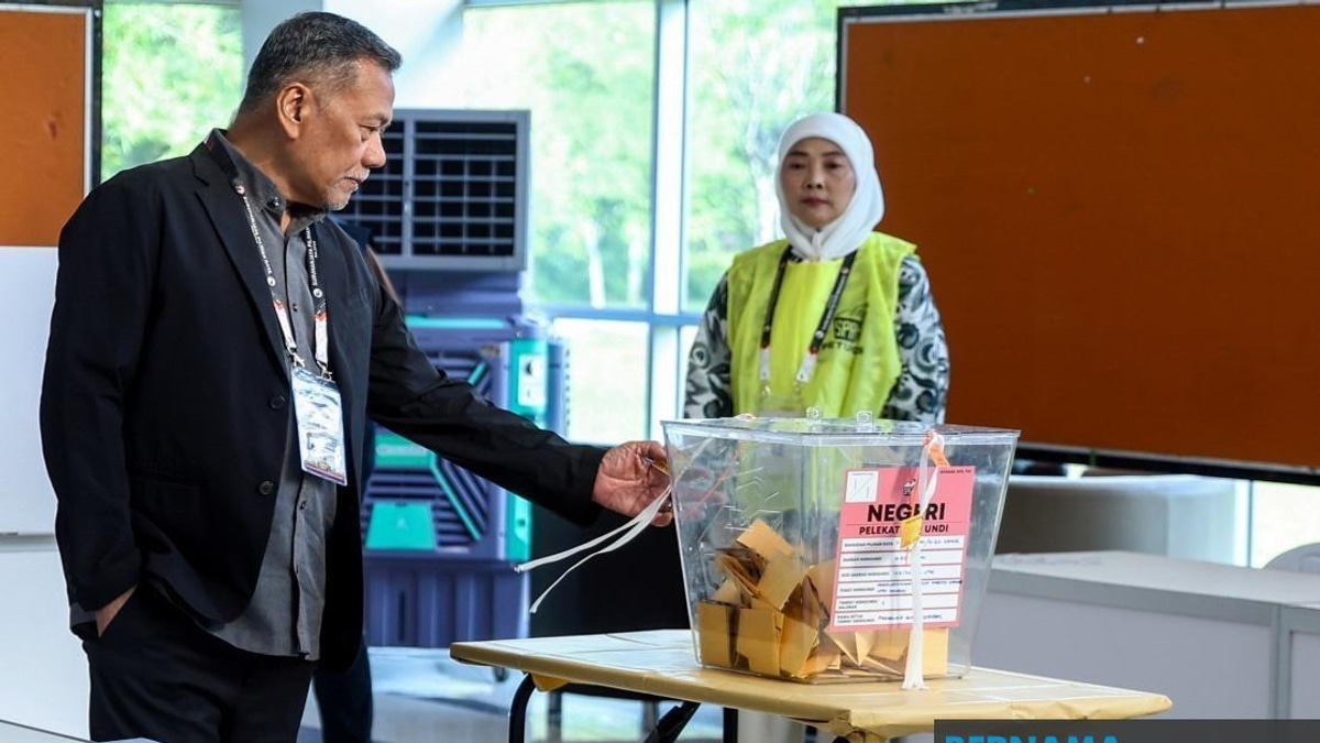 EC Chief Conducts Voting Inspections Across Johor Election Polling Centres