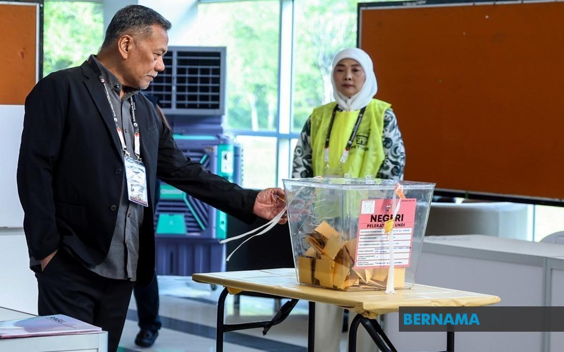 EC Chief Conducts Voting Inspections Across Johor Election Polling Centres