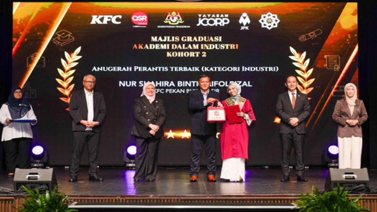 KFC Malaysia and Yayasan JCorp Graduate 37 Students Through Innovative Work-Study Programme