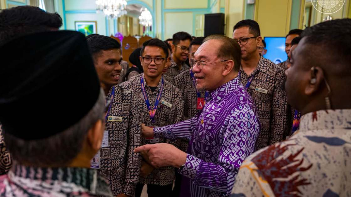 Anwar Calls on Civil Servants to Embody Integrity and Drive Change in Public Administration
