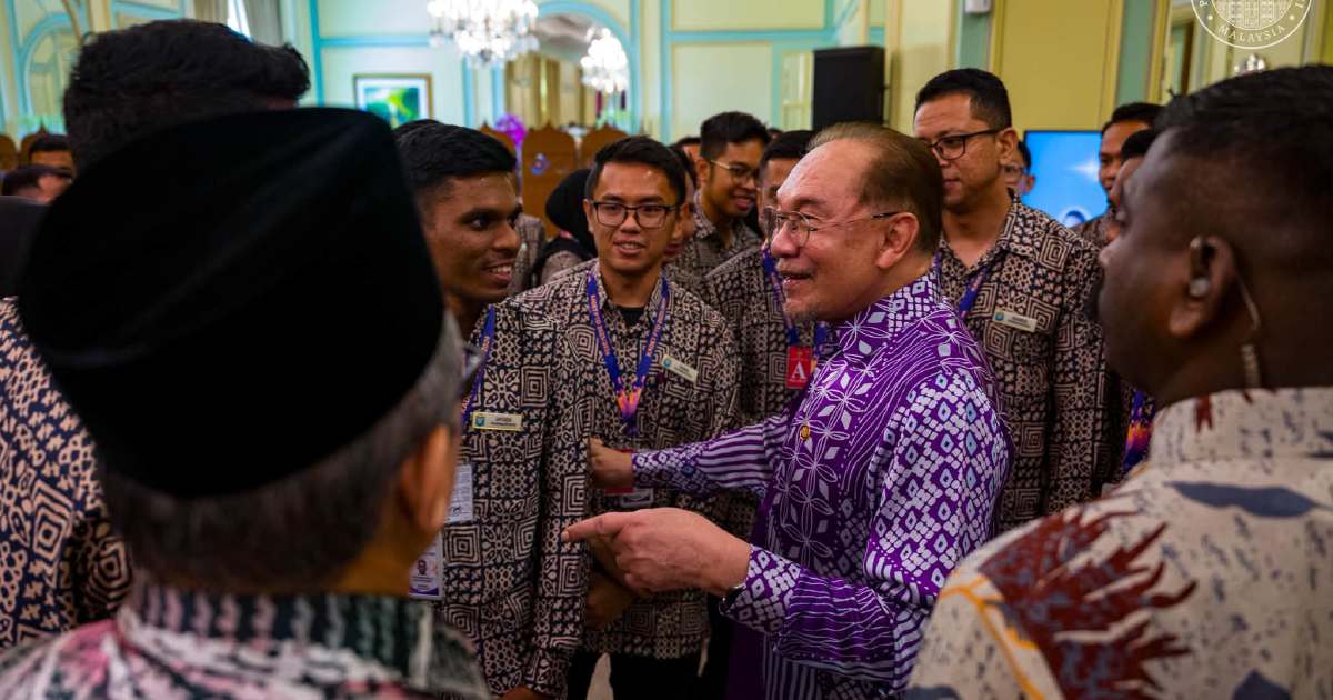 Anwar Calls on Civil Servants to Embody Integrity and Drive Change in Public Administration