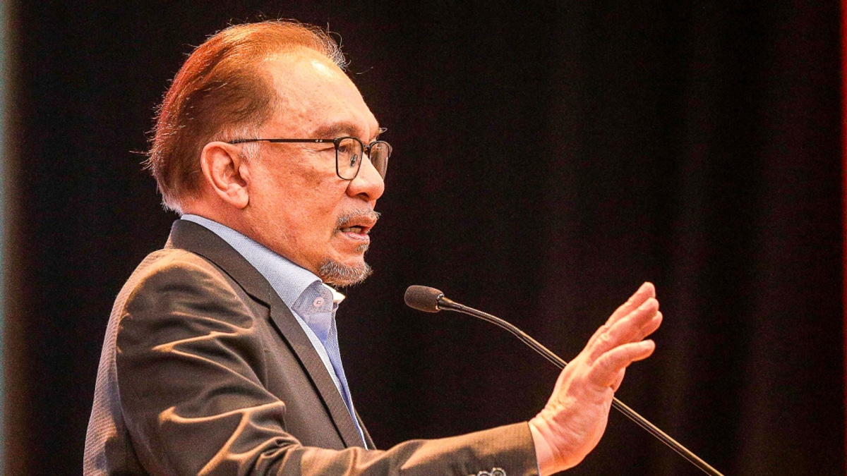 Anwar Commends Customs Action Against Israel-Bound Cargo at Johor Port