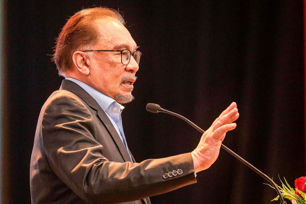 Anwar Commends Customs Action Against Israel-Bound Cargo at Johor Port