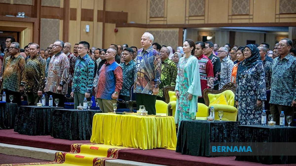 Sultan Nazrin Presides Over Perak's 2026 Merdeka Month Celebrations, Highlighting Student Talent Competition