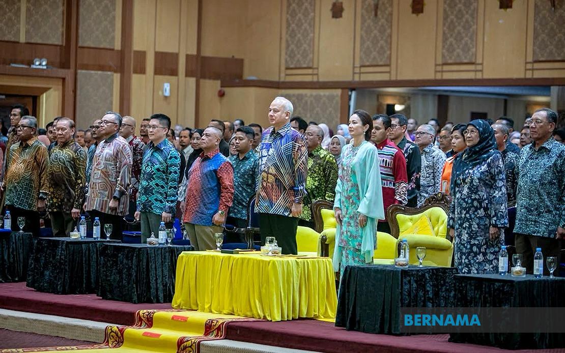Sultan Nazrin Presides Over Perak's 2026 Merdeka Month Celebrations, Highlighting Student Talent Competition