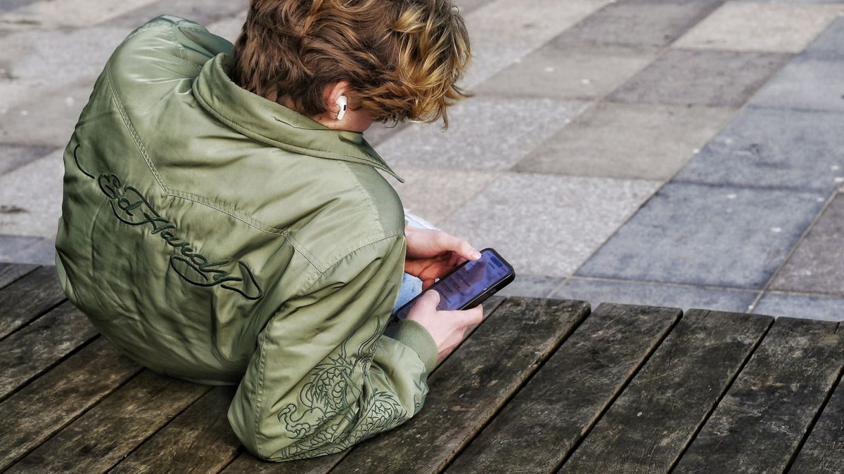 Survey Shows UK Teens Unlikely to Accept Voluntary Social Media Curfew
