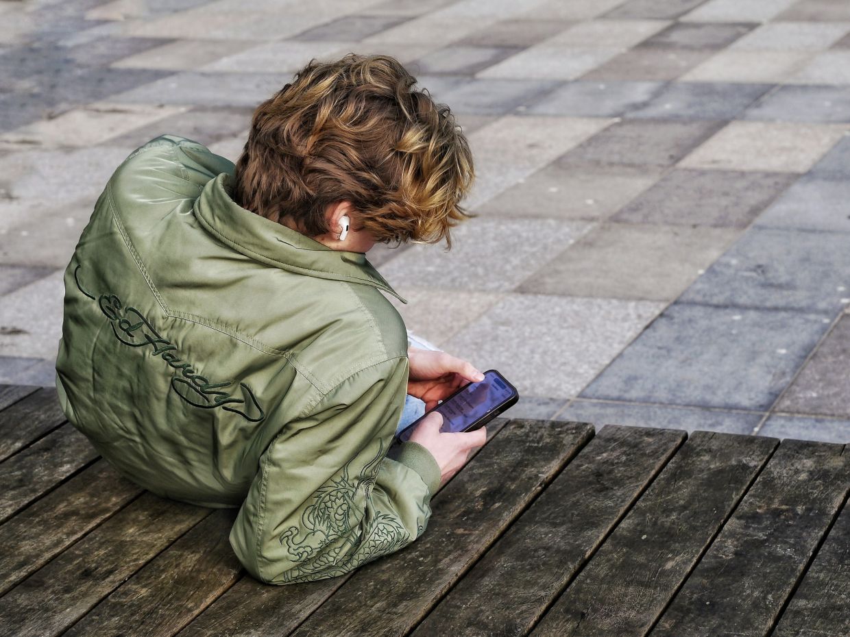 Survey Shows UK Teens Unlikely to Accept Voluntary Social Media Curfew
