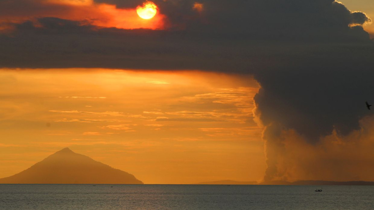 Indonesia's Mount Anak Krakatau Erupts Again, Triggering Heightened Warnings