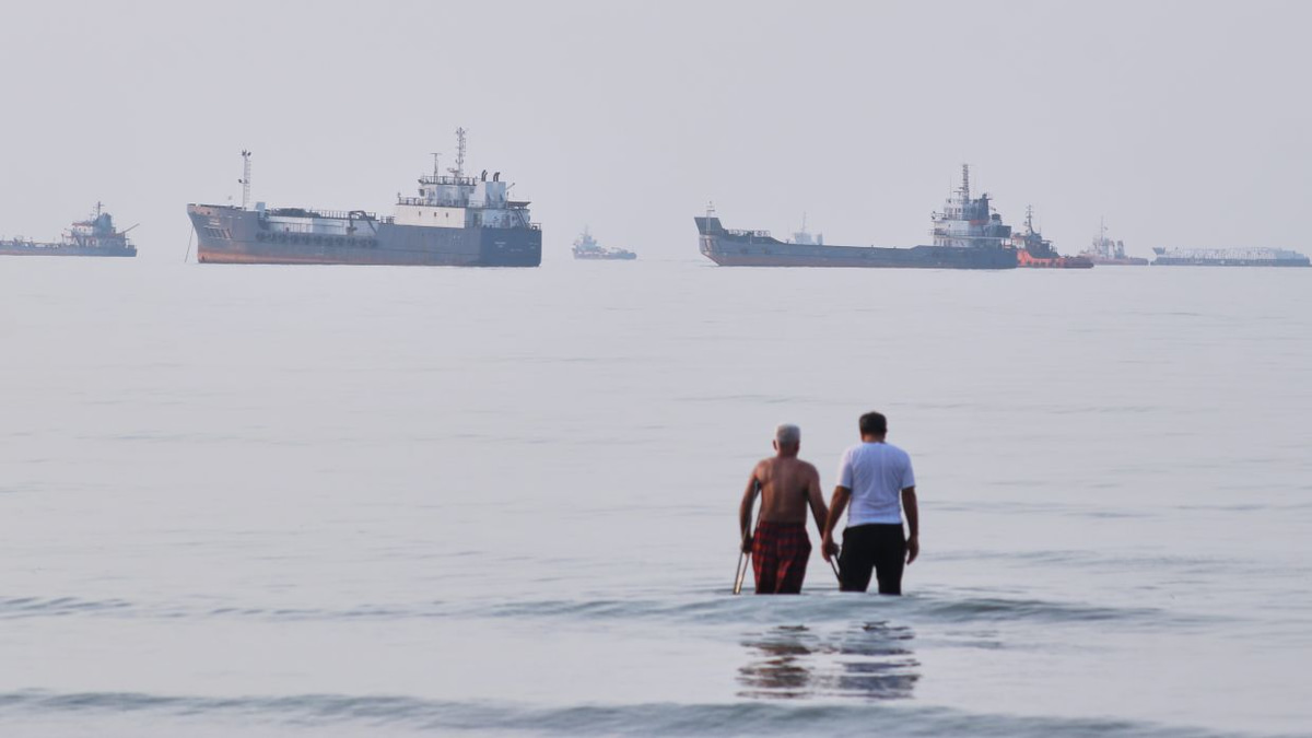 Iran Rejects Trump Peace Overtures as Tensions Spiral Over Hormuz Shipping and Oil Exports