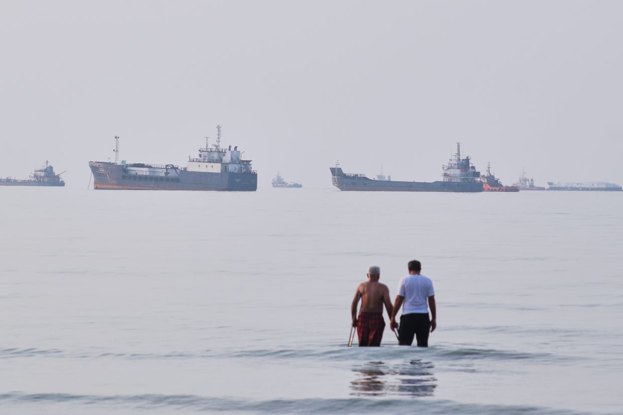 Iran Rejects Trump Peace Overtures as Tensions Spiral Over Hormuz Shipping and Oil Exports