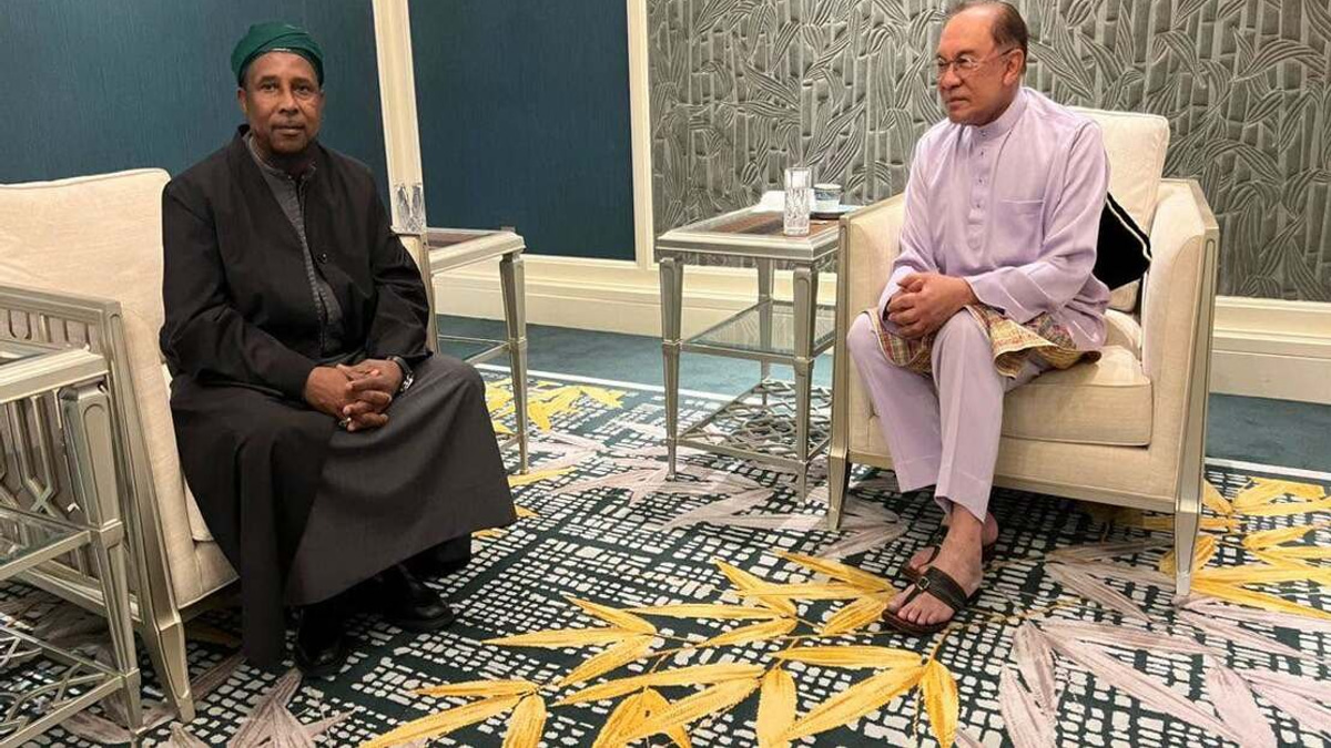 PM Anwar Bids Farewell to Gambian Islamic Scholar After Month-Long Malaysia Visit