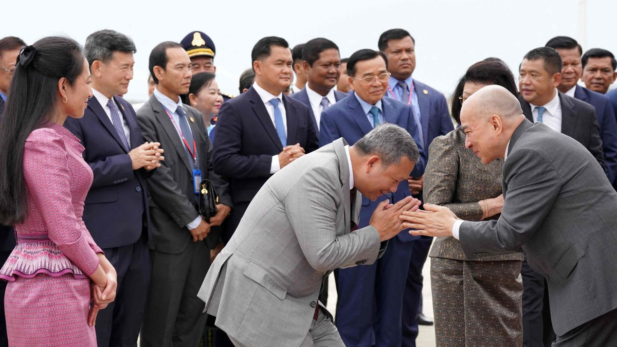 Cambodia's King Norodom Sihamoni Returns Home After Chinese Cancer Treatment