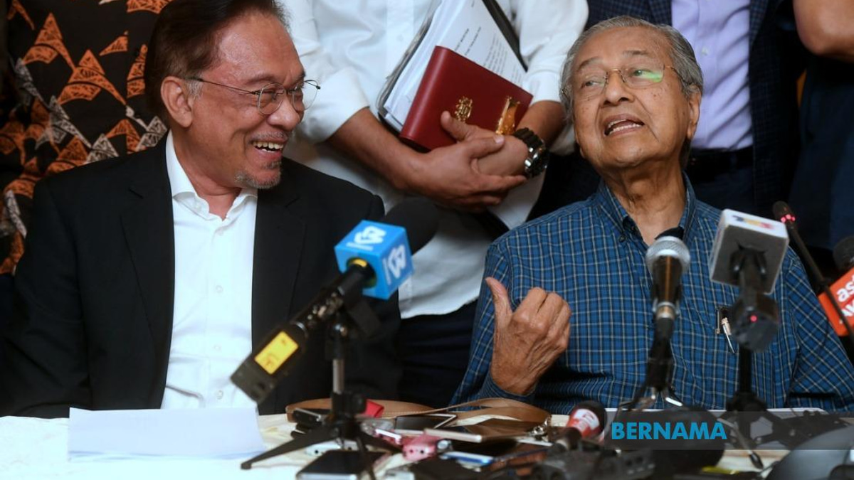 Anwar Extends 101st Birthday Wishes To Former PM Mahathir