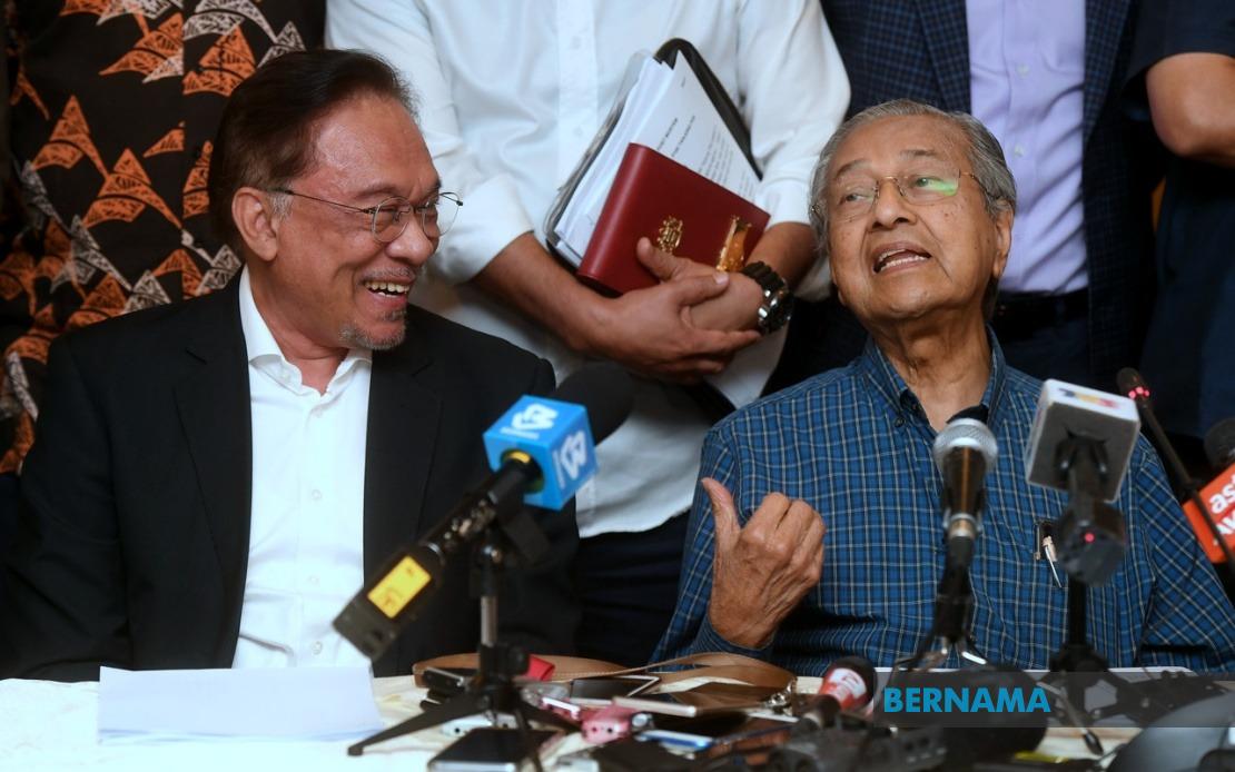 Anwar Extends 101st Birthday Wishes To Former PM Mahathir