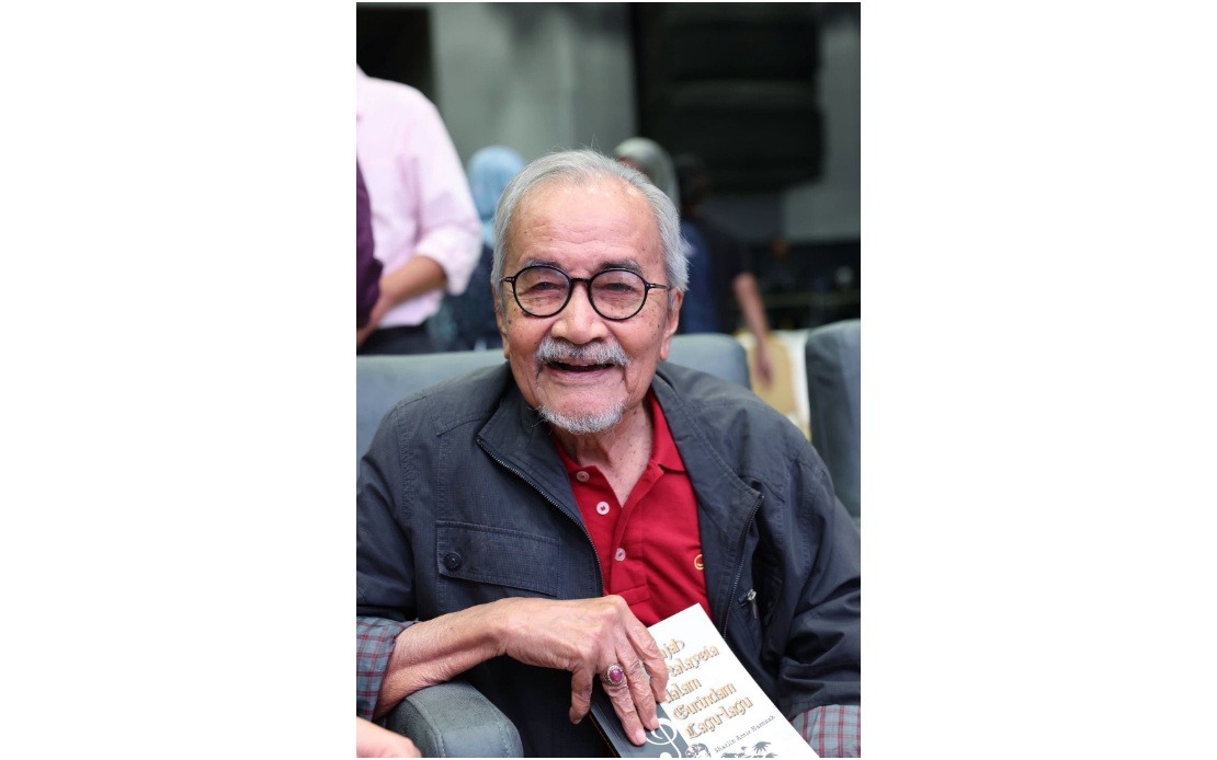 PM Anwar Celebrates Rahim Razali's 87th Birthday, Honours Veteran Filmmaker's Cultural Legacy