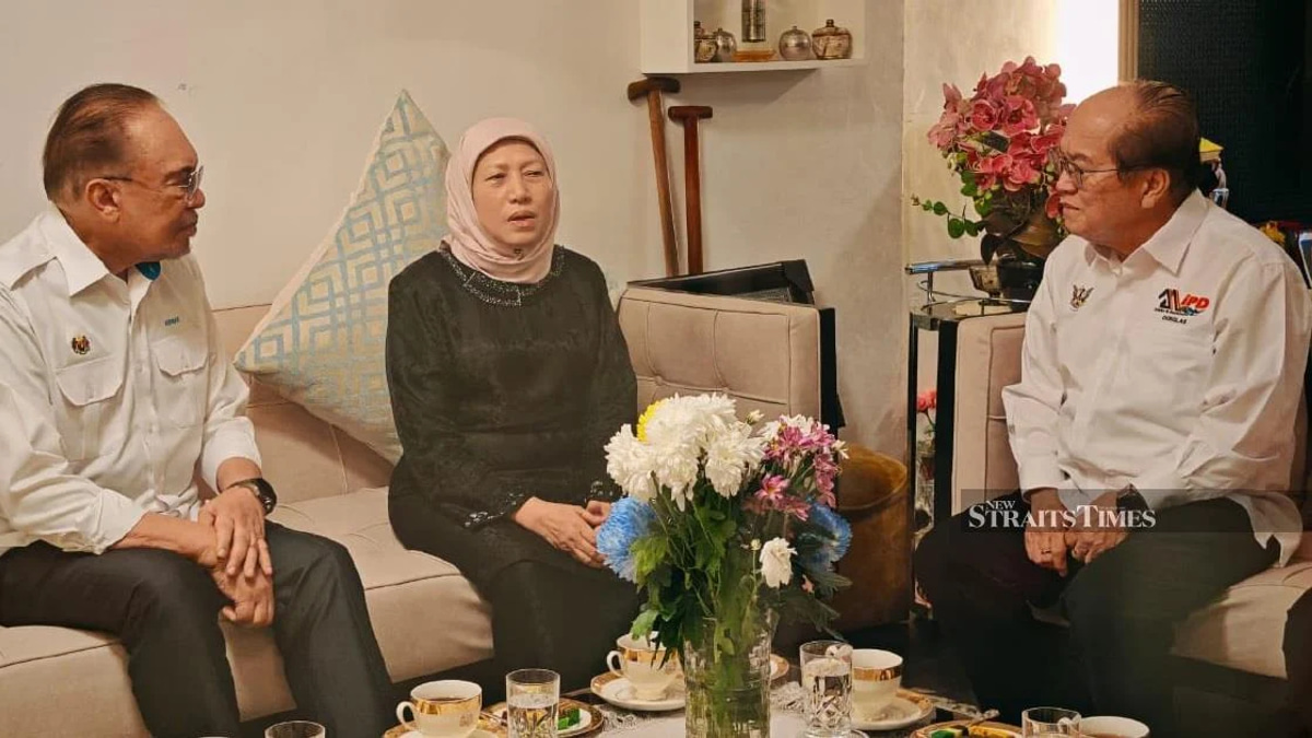 Anwar Offers Condolences to Nancy Shukri Over Husband's Passing