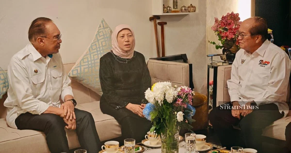 Anwar Offers Condolences to Nancy Shukri Over Husband's Passing