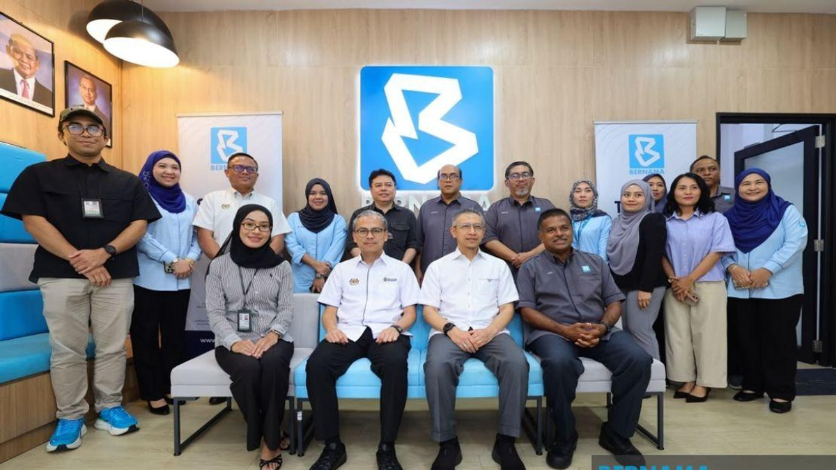 Fahmi Tours Bernama's Election Operations Centre Ahead of Negeri Sembilan Polls