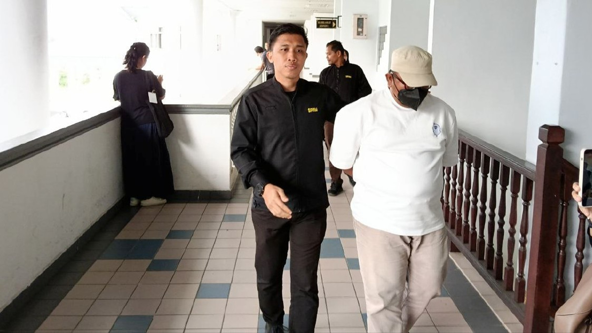 Immigration Officer Faces Corruption Charges Over Restaurant Owner Bribes