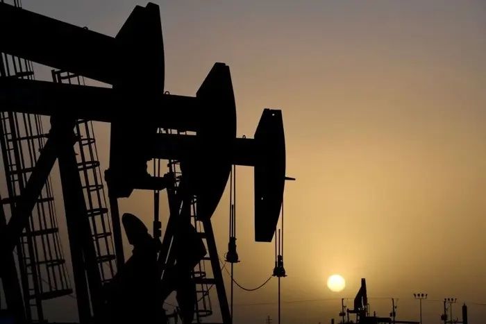 Oil surges as US-Iran tensions escalate, Red Sea shipping route faces disruption risk