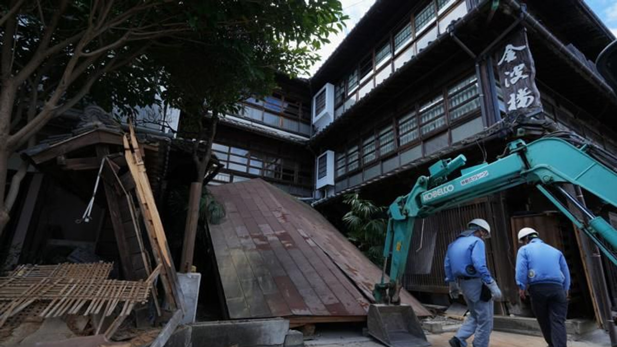 Heat stroke death highlights mounting crisis in quake-stricken Kumamoto as rescue efforts continue