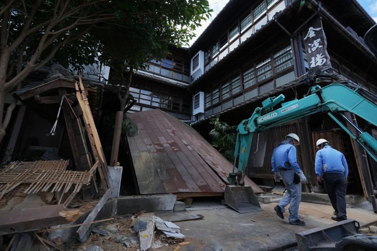 Heat stroke death highlights mounting crisis in quake-stricken Kumamoto as rescue efforts continue