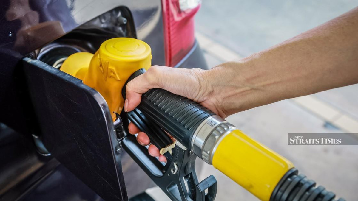 Malaysia Absorbs Soaring Oil Costs to Maintain RM1.99 Petrol Price