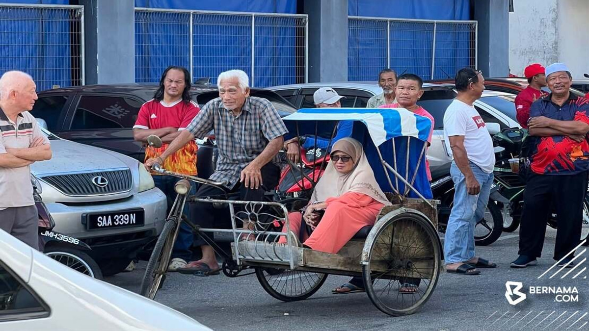 Anwar Deeply Moved by Elderly Couple's Trishaw Journey to Meet Him in Johor