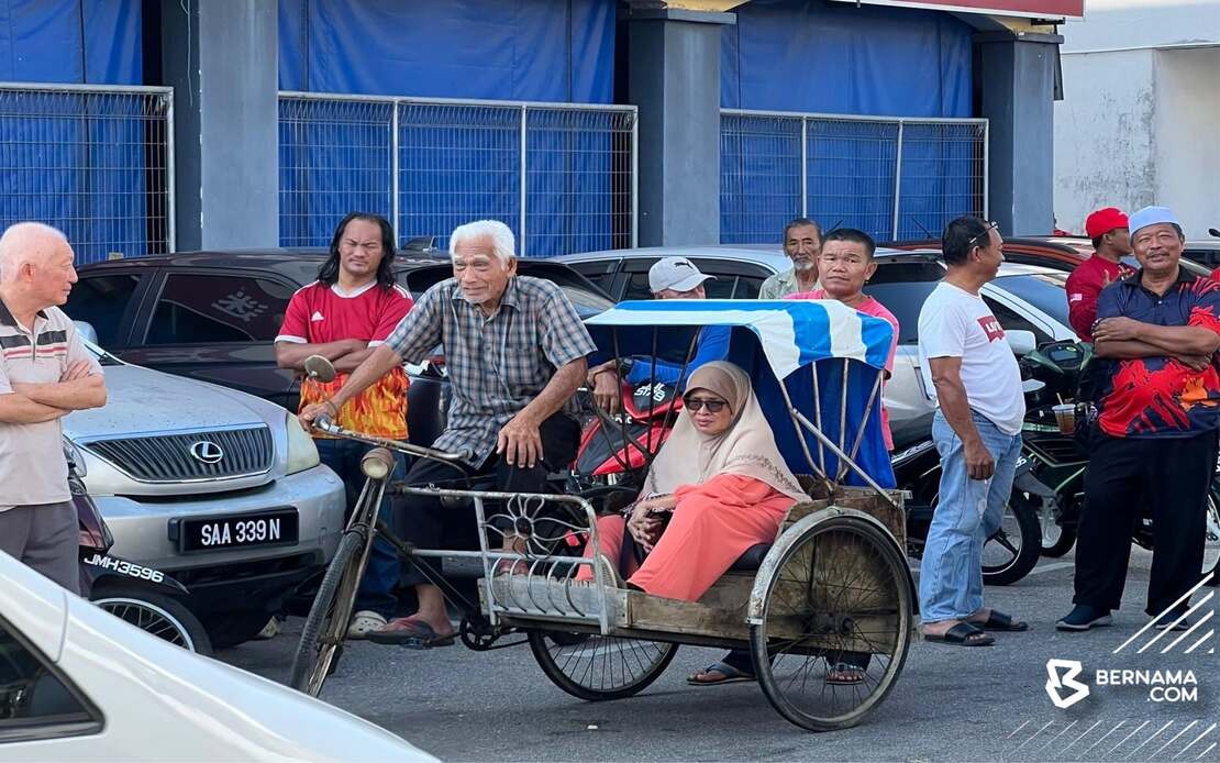 Anwar Deeply Moved by Elderly Couple's Trishaw Journey to Meet Him in Johor