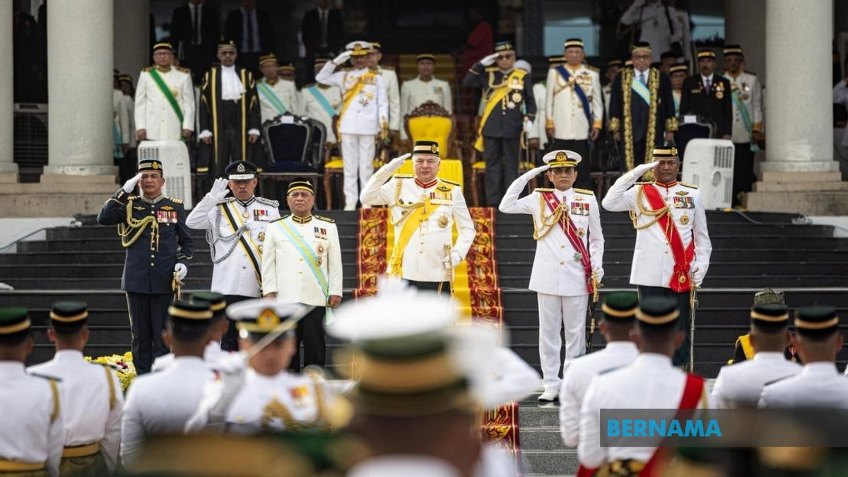 Sultan Nazrin Presides Over Perak Warriors' Day Celebration and Opens New Military Mosque