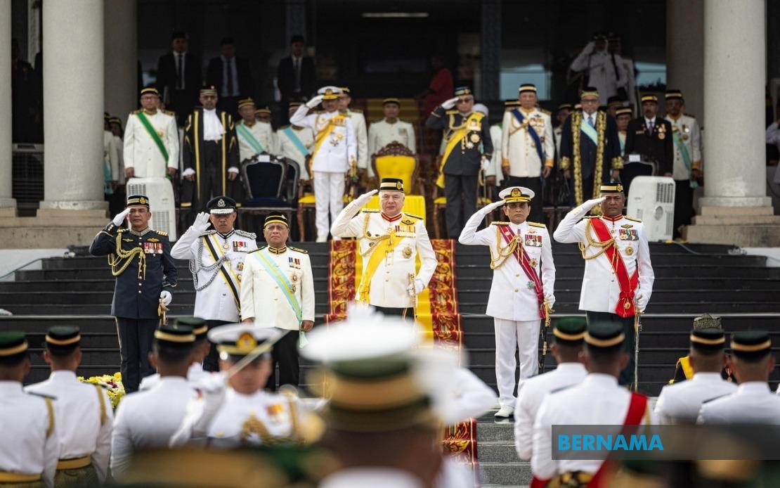 Sultan Nazrin Presides Over Perak Warriors' Day Celebration and Opens New Military Mosque