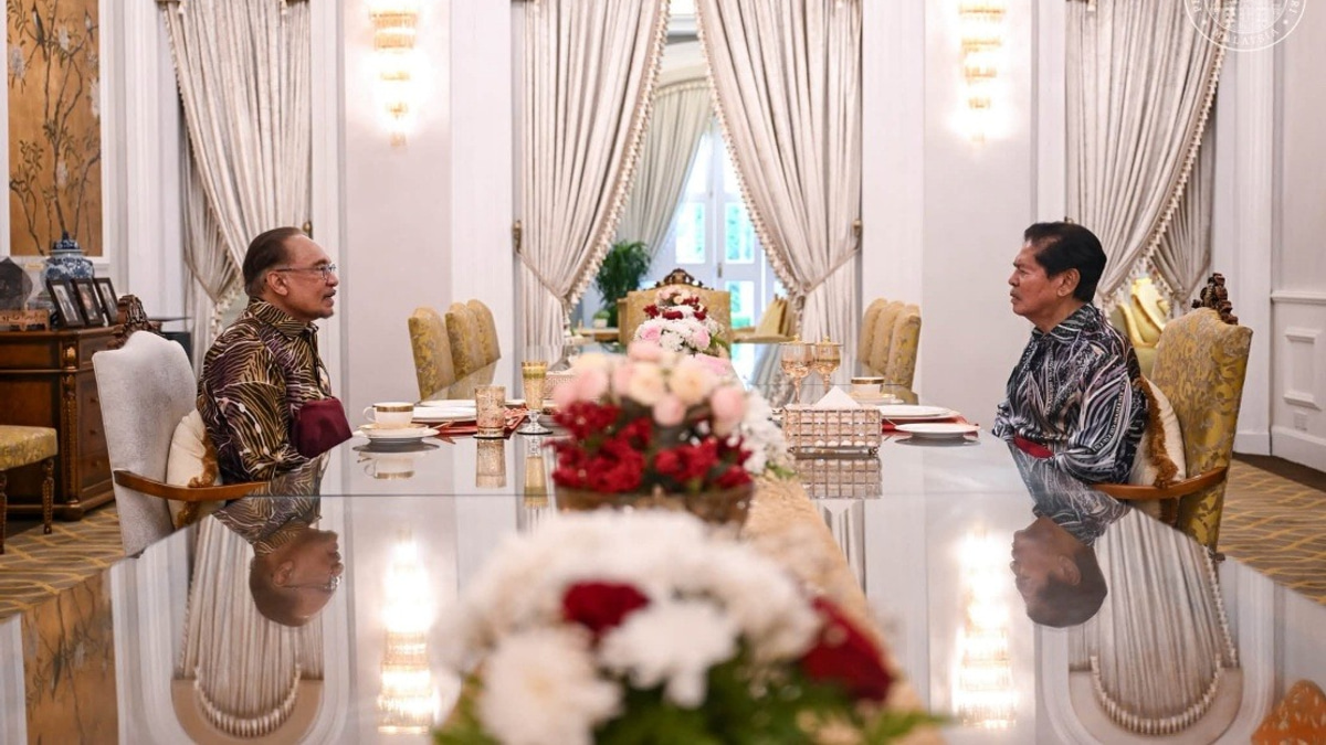 Anwar Concludes Penang Visit With Tea At Governor's Residence