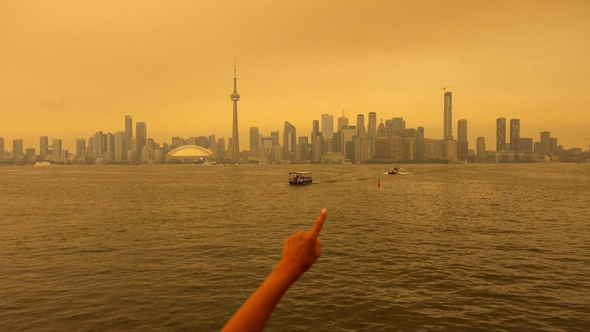 Ontario Wildfires Blanket Major Canadian Cities in Hazardous Smog, Halt Rail Operations