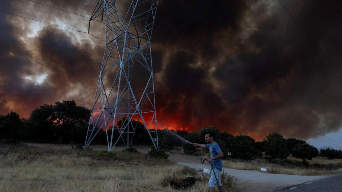 Spain Faces Unprecedented Wildfire Crisis as 12 Villages Evacuated Near Portuguese Border