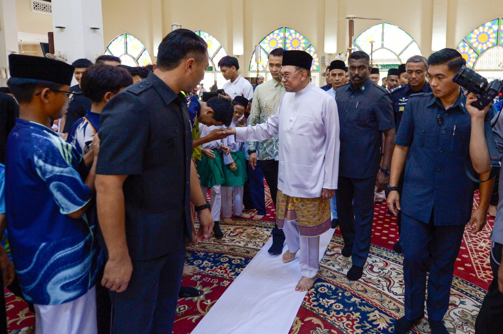 Malaysia's economy expands 5.8% in second quarter as Anwar offers thanks
