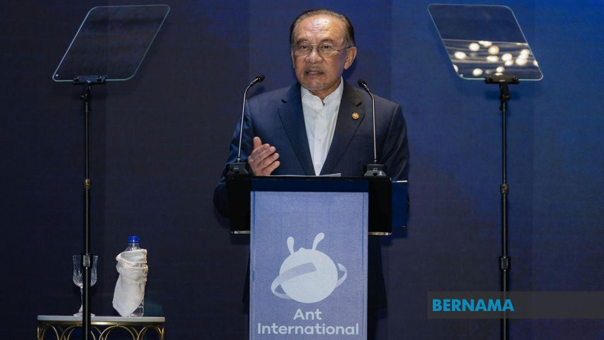 Malaysia Must Accelerate AI Skills Development, Anwar Says