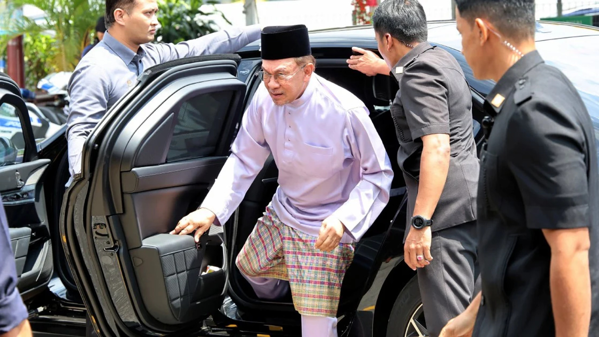 Anwar Urges Johor Election Hopefuls to Campaign with Decorum